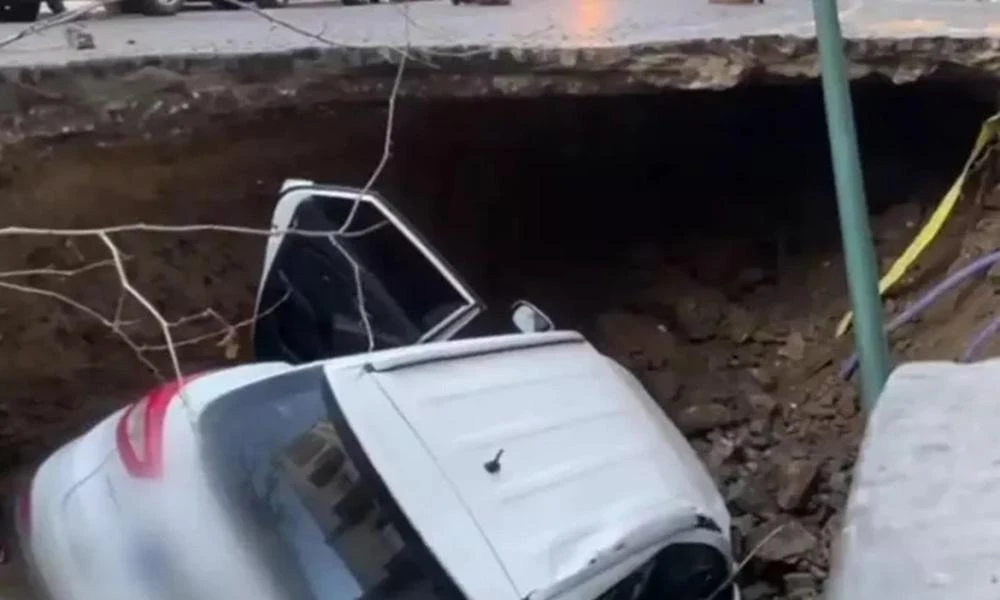 Aπίστευτες σκηνές στην Ιταλία: Άνοιξε ο δρόμος και «κατάπιε» αυτοκίνητα
